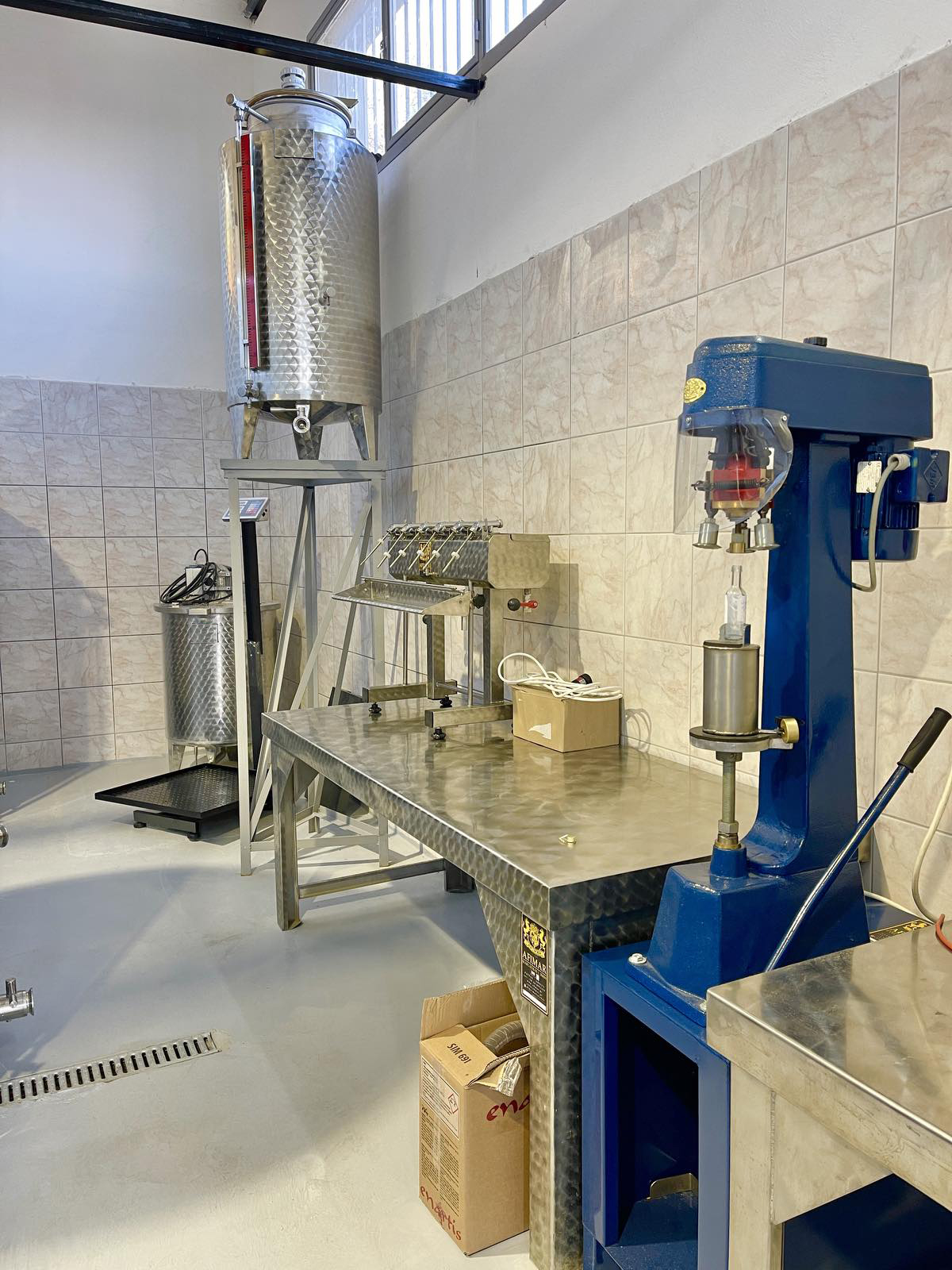 Metallic cap Bottling machine, semi automatic